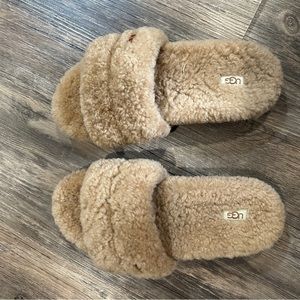 Ugg slipper sandals women’s size 9. Excellent, like new condition.